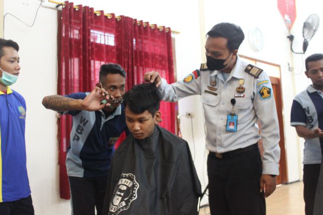 Lapas Kelas IIB Tulungagung Berikan Pelatihan Barbershop Warga Binaan