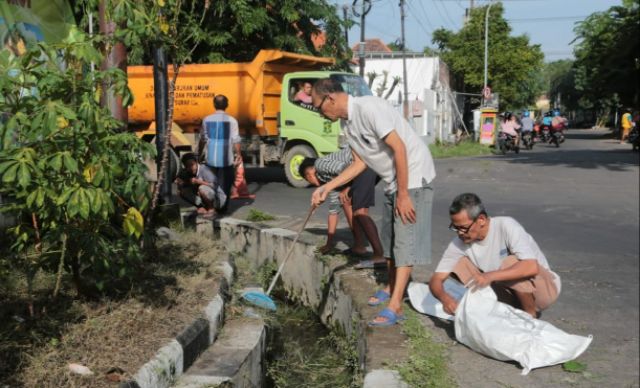 96 Kampung Gelar Kerja Bakti, Pemkot Surabaya Terjunkan 20 Dump Truck