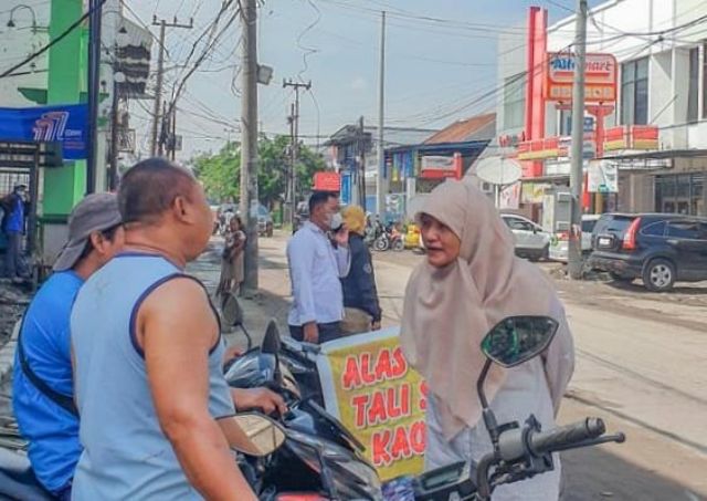 Omzet Berkurang, Reni Astuti Dorong Pembangunan Saluran Karah Tepat Waktu