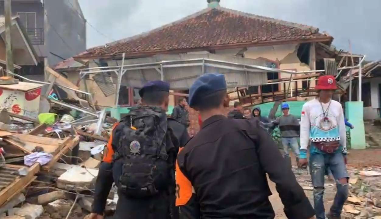 Brimob Polri Evakuasi Korban Cianjur dari Reruntuhan Bangunan