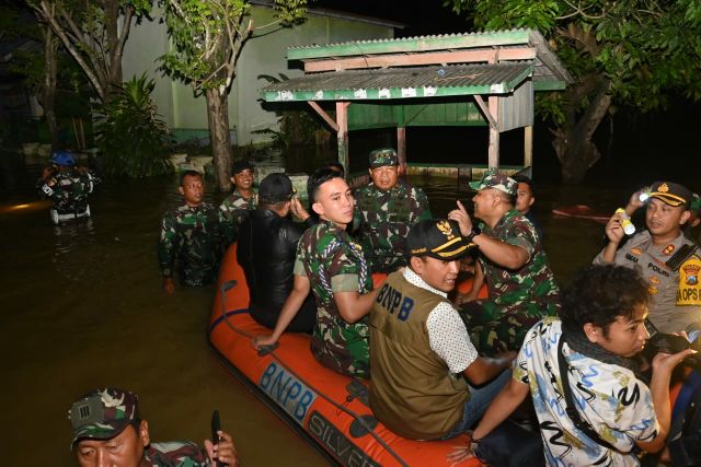 Banjir di Bangkalan dan Sampang, Pangdam V/Brawijaya Salurkan Bantuan