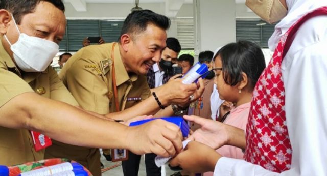 137 Siswa di Kecamatan Bulak Dapat Kacamata Gratis