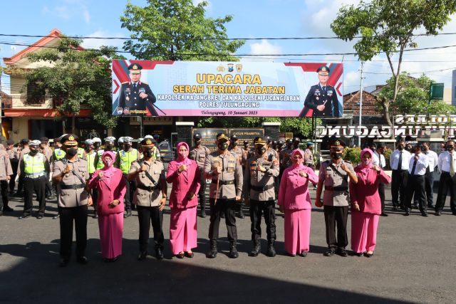 Kapolres Tulungagung Pimpin Upacara Sertijab Dua Kapolsek