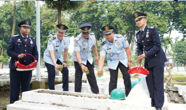 Pejabat Imigrasi Tanjung Perak Ikuti Upacara Tabur Bunga HBI Ke-73