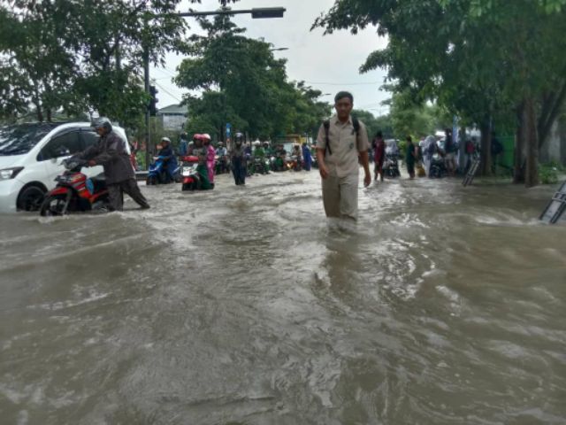 Hujan Deras, Jalan Raya Sememi Tenggelam