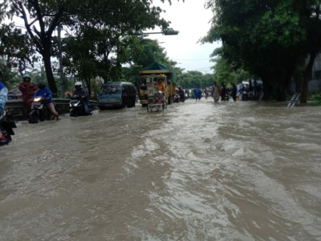 Banjir, Jalan Raya Sememi Macet