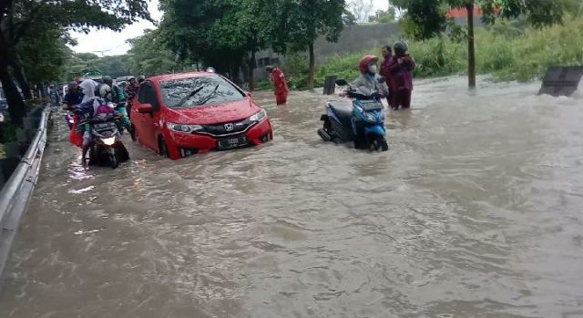 Banjir Sememi Akibatkan Puluhan Kendaraan Mogok