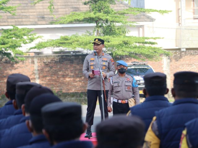 Kapolres AKBP Eko Hartanto Bagikan Rompi ke Bhabinkamtibmas Polres Tulungagung