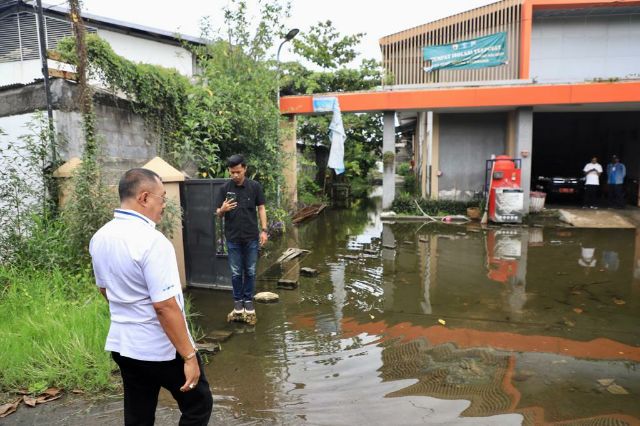 Disambati Warga, Wawali Tinjau Saluran di Pergudangan Kalianak