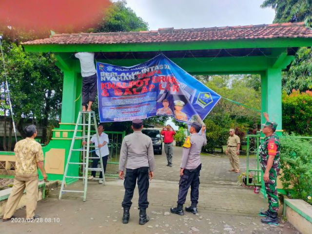 Kurangi Knalpot Brong, Polisi Madiun Pasang Banner di Sekolah