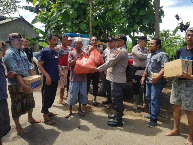 Polisi Serahkan Bantuan Makanan untuk Warga Terdampak Banjir di Kendit