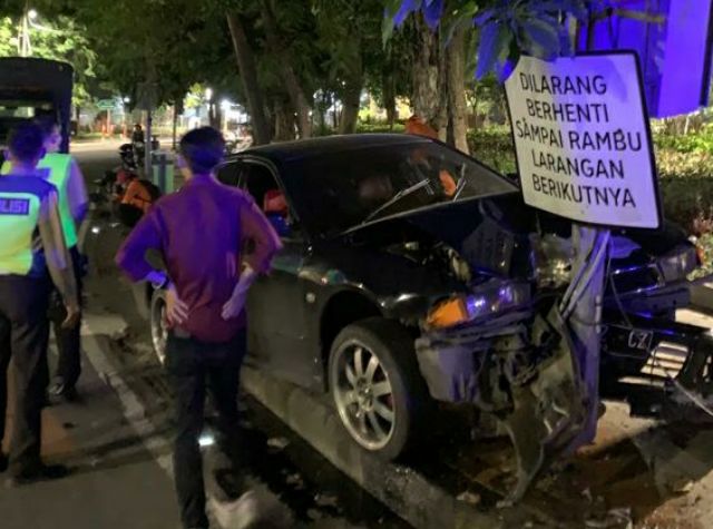 Sedan Galant Tabrak PJU di Jalan Panglima Sudirman, Sopir Terluka
