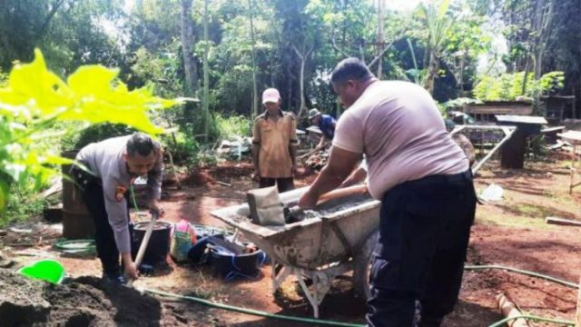 Polsek Tragah dan Warga Kompak Bedah Rumah Gakin Dusun Dalamen