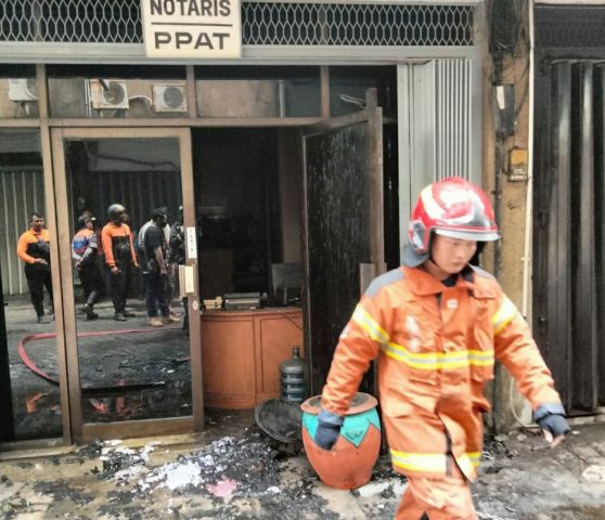 Kantor Notaris Jalan Kayon Terbakar