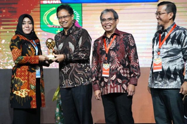 Asuransikan Warganya, Bupati Mojokerto Terima UHC Award 2023