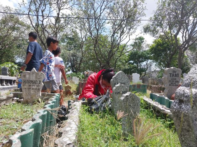 Jelang Ramadan, Makam Kembang Kuning Disesaki Warga Nyekar 