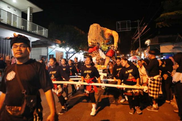 Sambut Hari Raya Nyepi, 19 Ogoh-Ogoh Diarak di Senduro