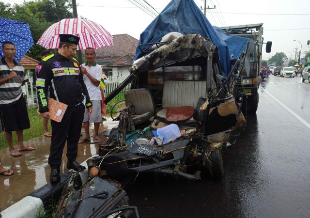 Laka Beruntun Libatkan 2 Bus, Truk dan Pikap, 5 Orang Dilarikan ke Rumah Sakit