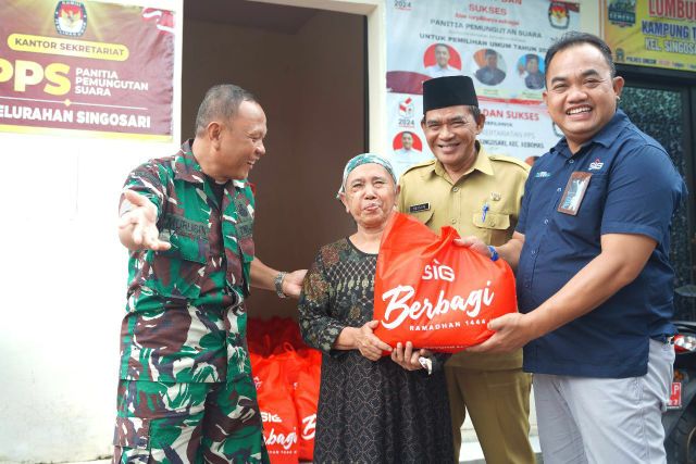 PT Semen Indonesia (SIG) Bagikan 1.535 Paket Sembako di Gresik