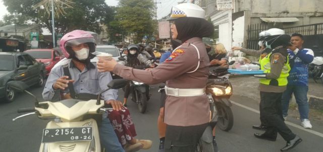 Satlantas Polres Jember Berbagi Paket Takjil di Persimpangan Gladak Kembar