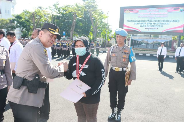 Kapolrestabes Beri Penghargaan  19 Anggota dan Masyarakat Berprestasi