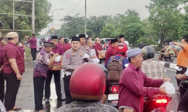 Berbagi Takjil, Samsat Surabaya Utara Dekatkan dengan Masyarakat