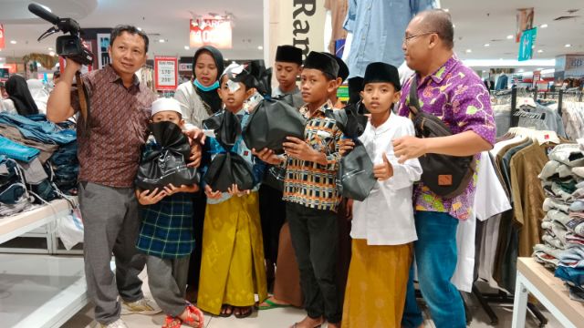 Jurnalis Pokja Grahadi Ajak Anak Yatim Belanja Baju Lebaran