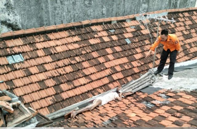 Nenek Dukuh Setro Meregang Nyawa di Atap Rumah