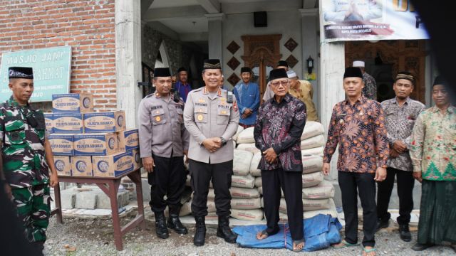 Polisi Sidoarjo Bantu Pembangunan Masjid di Seketi