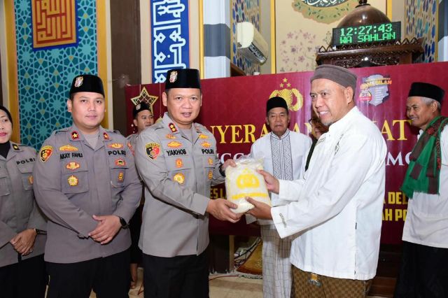 AKBP Yakhob Salurkan Zakat Fitrah Jajaran Polres Lamongan