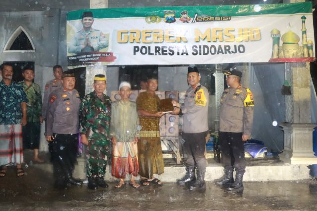 Kapolresta Sidoarjo Serahkan Bantuan ke Musala Darussalam