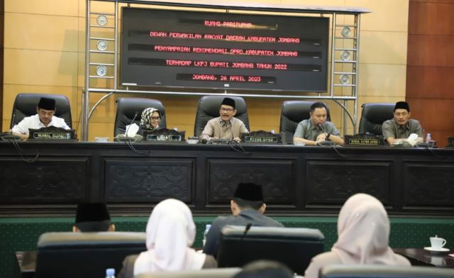 Gelar Paripurna, DPRD Jombang Berikan Rekomendasi LKPj Bupati 2022