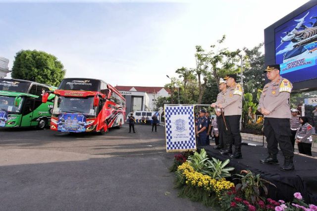 Polrestabes Surabaya Berangkatkan 100 Orang Balik Mudik Tujuan Jakarta