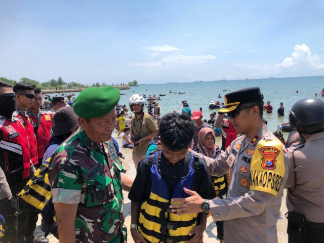 Pengunjung Membludak, TNI-Polri Amankan Momen Libur Panjang di Pantai Dalegan