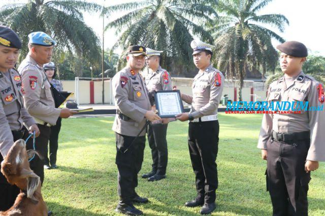 Kapolres Blitar Beri Reward Anggota Berprestasi selama Operasi Ketupat Semeru 2023