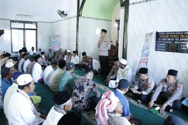 Tampung Keluhan Warga, Kapolres Situbondo Gelar Program Jumat Curhat di Masjid Nurul Islam Kapongan