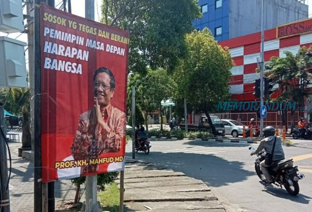 Baliho Bergambar Mahfud MD Bermunculan di Surabaya