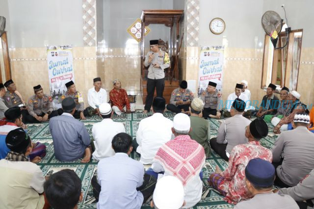 Jumat Curhat, Kapolres Situbondo Dengarkan Aspirasi Warga Desa Tanjung Pecinan