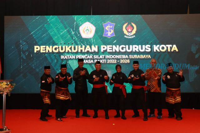 Kapolrestabes Dapat Anugerah Pendekar Kehormatan Pencak Silat Surabaya 