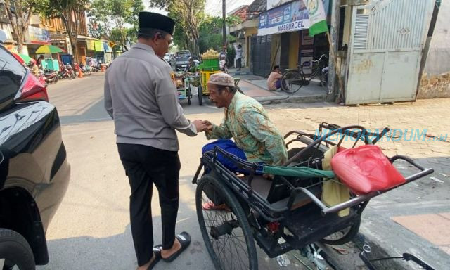 Jumat Berkah, AKBP Febri Beri Santunan Tukang Becak dan Pemulung di Jalan