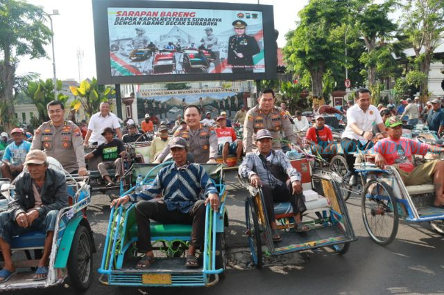 Kapolrestabes Surabaya Sarapan Bareng Tukang Becak