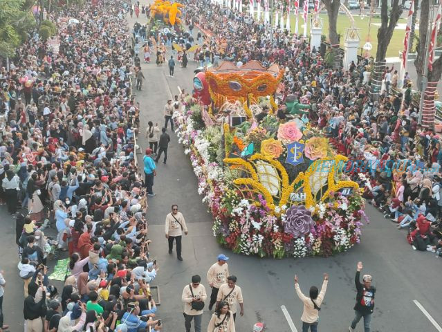 Wali Kota Eri Berangkatkan Peserta Parade Surabaya Vaganza 2023