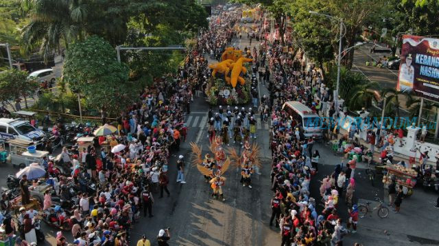 Meriah, Ribuan Warga Serbu Surabaya Vaganza