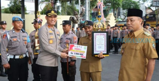 Kapolres Tulungagung Beri Penghargaan kepada Pemenang Lomba Satkamling