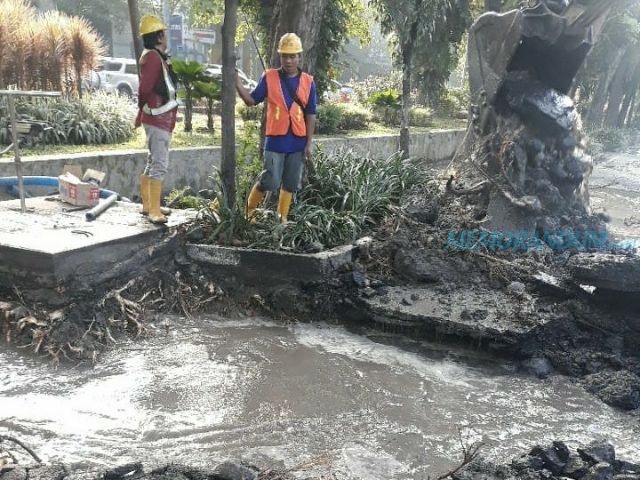 Pipa Jalan Kertajaya Bocor, PDAM Surabaya Pasang Baru