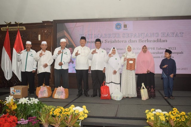 Peringati Milad ke-33 Tahun, IPHI Kabupaten Lamongan Bagikan Bansos Untuk Masyarakat Terdampak Banjir