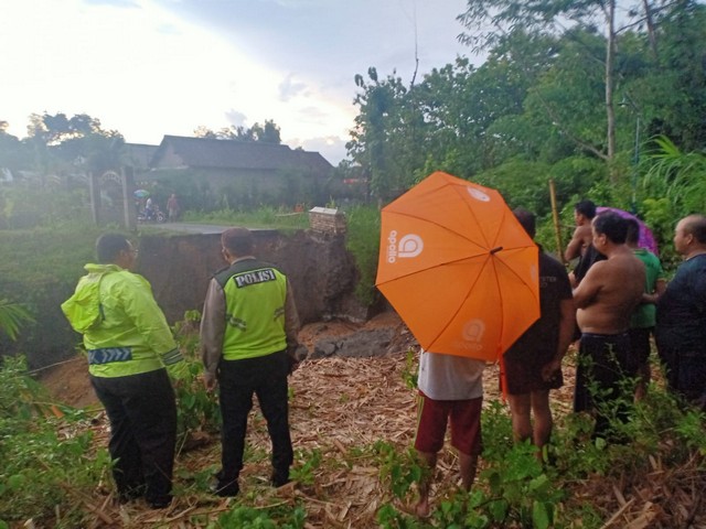 Jembatan Blimbing Karangrejo Ambrol Tergerus Banjir