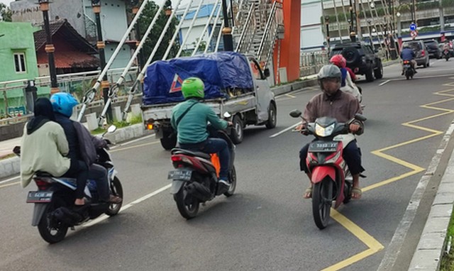 Banyak Pemotor Lawan Arus di Jembatan Sawunggaling