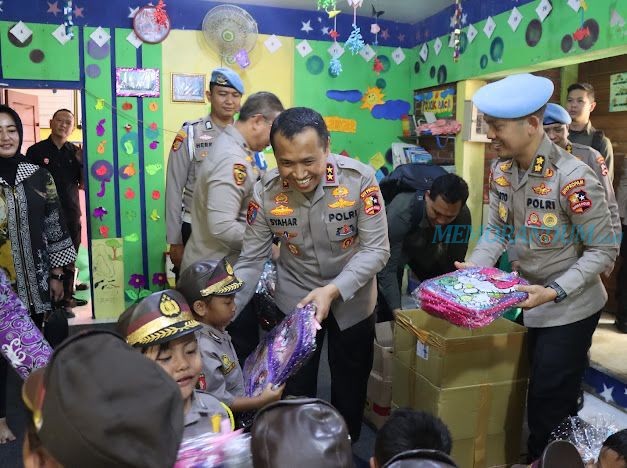 Kadiv Propam Salurkan Bantuan Kapolri ke TK Bumi Damai Indonesia untuk Peningkatan Pendidikan