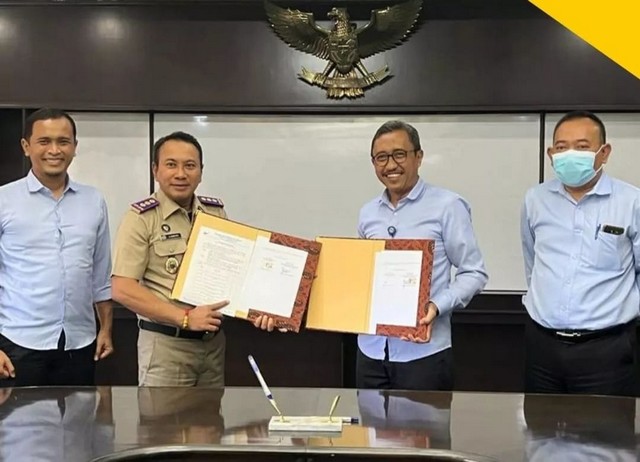 Kantah Surabaya II Serahkan 24 Sertifikat Milik PDAM